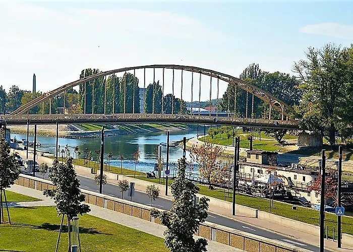 Downtown With Shared Kitchen 3* Győr