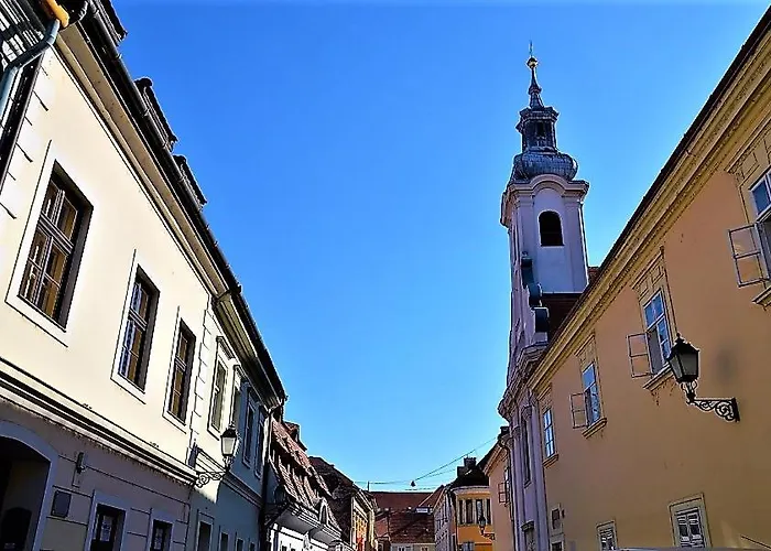 Downtown With Shared Kitchen 3*